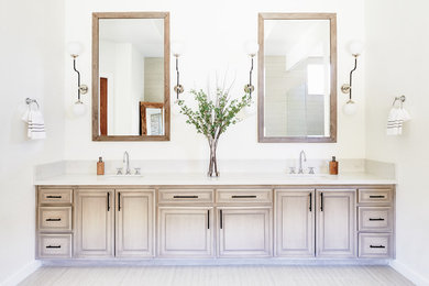 Ejemplo de cuarto de baño principal clásico renovado con armarios con paneles con relieve, puertas de armario beige, paredes blancas, lavabo bajoencimera y encimeras beige
