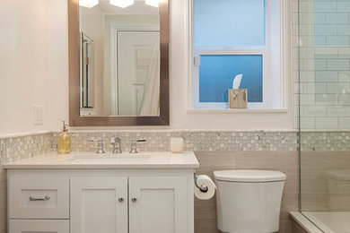 Modelo de cuarto de baño infantil clásico renovado pequeño con armarios estilo shaker, puertas de armario blancas, encimera de cuarzo compacto y baldosas y/o azulejos blancos
