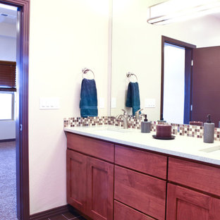 Idee per una stanza da bagno padronale contemporanea di medie dimensioni con lavabo sottopiano, ante in stile shaker, ante in legno scuro, top in quarzo composito, vasca da incasso, piastrelle multicolore, piastrelle di vetro, pareti beige e pavimento in gres porcellanato