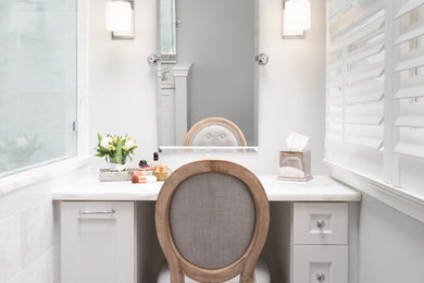 フィラデルフィアにあるトランジショナルスタイルのおしゃれな浴室 (大理石の洗面台) の写真