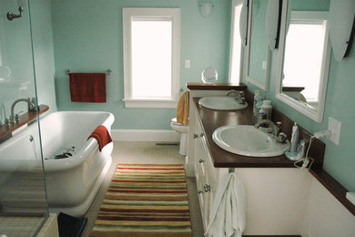 Diseño de cuarto de baño principal contemporáneo de tamaño medio con armarios con paneles empotrados, puertas de armario blancas, bañera exenta, ducha esquinera, paredes azules, suelo de baldosas de cerámica, lavabo encastrado, encimera de madera y suelo beige