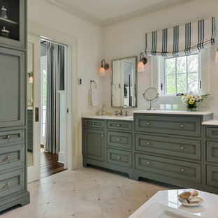 Immagine di una grande stanza da bagno padronale country con ante in stile shaker, ante verdi, vasca da incasso, top in marmo, doccia alcova, lavabo sottopiano, porta doccia a battente, pareti bianche, pavimento con piastrelle in ceramica e pavimento beige