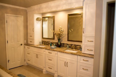 Imagen de cuarto de baño principal grande con puertas de armario blancas y encimera de mármol