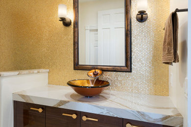 Foto de cuarto de baño principal actual de tamaño medio con armarios con paneles lisos, puertas de armario de madera en tonos medios, sanitario de una pieza, baldosas y/o azulejos amarillos, baldosas y/o azulejos en mosaico, paredes blancas, suelo de baldosas de cerámica, lavabo sobreencimera, encimera de mármol, suelo multicolor y encimeras multicolor