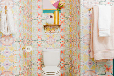 Diseño de cuarto de baño actual con paredes multicolor y suelo beige