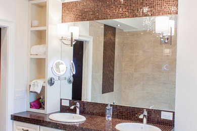 Modelo de cuarto de baño principal tradicional renovado de tamaño medio con armarios con paneles con relieve, puertas de armario beige, baldosas y/o azulejos beige, baldosas y/o azulejos en mosaico, lavabo encastrado y encimera de azulejos