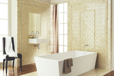 ブリッジポートにある広いトラディショナルスタイルのおしゃれなマスターバスルーム (置き型浴槽、ベージュのタイル、セラミックタイル、無垢フローリング、壁付け型シンク) の写真