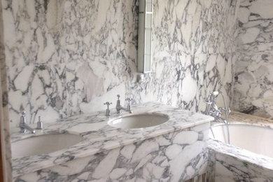 Ispirazione per una stanza da bagno padronale nordica di medie dimensioni con WC monopezzo, pistrelle in bianco e nero, lastra di pietra, pavimento in marmo, lavabo sottopiano e top in marmo