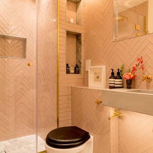 Immagine di una grande stanza da bagno per bambini eclettica con vasca da incasso, doccia alcova, WC monopezzo, piastrelle rosa, piastrelle in ceramica, pareti rosa, pavimento in marmo, lavabo rettangolare, top piastrellato, pavimento grigio, porta doccia a battente e top rosa