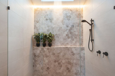 セントラルコーストにあるコンテンポラリースタイルのおしゃれな浴室の写真