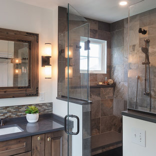 75+ Badezimmer mit Schieferfliesen und Falttür-Duschabtrennung Ideen