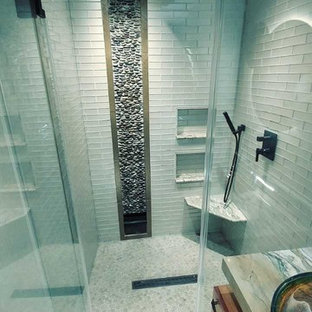 Idéer för små funkis grönt en-suite badrum, med öppna hyllor, skåp i mellenmörkt trä, en kantlös dusch, en bidé, beige kakel, glaskakel, beige väggar, marmorgolv, ett fristående handfat, granitbänkskiva, vitt golv och dusch med gångjärnsdörr