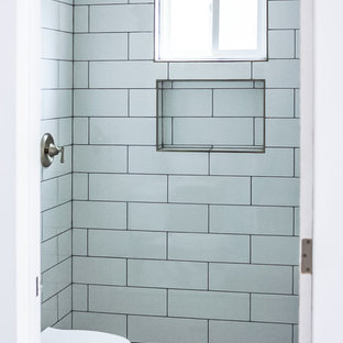 Immagine di una piccola stanza da bagno con doccia contemporanea con ante lisce, ante in legno bruno, doccia alcova, WC a due pezzi, piastrelle bianche, piastrelle diamantate, pareti bianche, lavabo a bacinella, top in superficie solida e top bianco