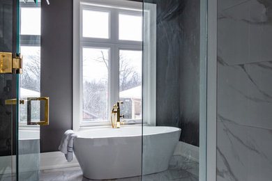 Ejemplo de cuarto de baño principal clásico renovado grande sin sin inodoro con bañera exenta, paredes grises, suelo de mármol, suelo blanco y ducha con puerta con bisagras