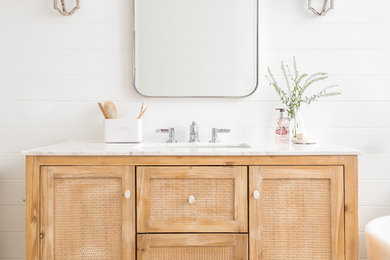 Exempel på ett mellanstort lantligt en-suite badrum, med luckor med infälld panel, skåp i ljust trä, ett fristående badkar, en dusch i en alkov, vit kakel, mosaik, vita väggar, marmorgolv, ett undermonterad handfat, marmorbänkskiva, vitt golv och med dusch som är öppen