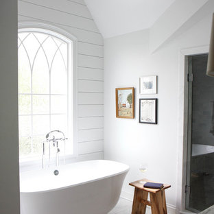 Immagine di una stanza da bagno padronale country con pareti bianche, pavimento in marmo, top in marmo e vasca freestanding