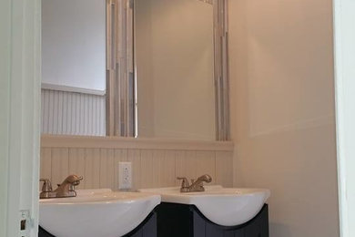 Modelo de cuarto de baño principal contemporáneo pequeño con lavabo integrado, armarios estilo shaker, puertas de armario negras, bañera empotrada, sanitario de dos piezas, baldosas y/o azulejos multicolor, baldosas y/o azulejos de vidrio, paredes grises y suelo de baldosas de porcelana