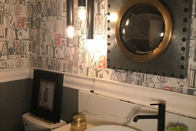 ポートランドにあるお手頃価格の中くらいなエクレクティックスタイルのおしゃれな浴室 (グレーの壁、無垢フローリング、ベッセル式洗面器、クオーツストーンの洗面台、茶色い床、白い洗面カウンター) の写真