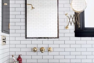 Modern inredning av ett mellanstort badrum, med ett badkar i en alkov, en dusch/badkar-kombination, en toalettstol med separat cisternkåpa, vit kakel, keramikplattor, vita väggar, ett väggmonterat handfat och bänkskiva i betong