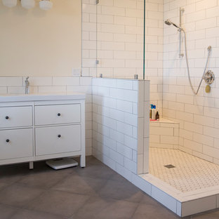 Foto på ett stort lantligt en-suite badrum, med släta luckor, vita skåp, en hörndusch, vit kakel, keramikplattor, vita väggar, cementgolv, ett nedsänkt handfat, bänkskiva i akrylsten, brunt golv och med dusch som är öppen