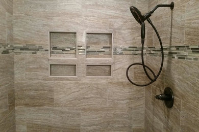Ejemplo de cuarto de baño principal clásico renovado grande con baldosas y/o azulejos de porcelana, suelo de baldosas de porcelana, ducha empotrada y baldosas y/o azulejos beige