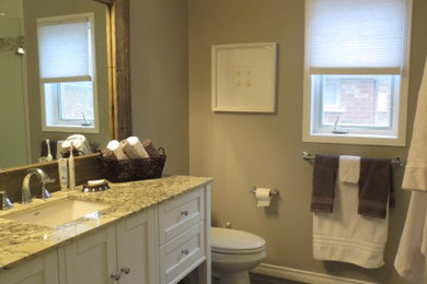 Inredning av ett lantligt mellanstort en-suite badrum, med möbel-liknande, vita skåp, granitbänkskiva, en dusch i en alkov, grå kakel, porslinskakel, grå väggar och klinkergolv i porslin