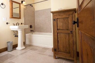 Imagen de cuarto de baño tradicional de tamaño medio con bañera encastrada, combinación de ducha y bañera, paredes beige, suelo de baldosas de cerámica y lavabo con pedestal