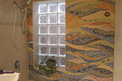 Diseño de cuarto de baño principal moderno de tamaño medio con baldosas y/o azulejos multicolor, baldosas y/o azulejos en mosaico y paredes beige