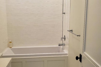 Ejemplo de cuarto de baño actual con baldosas y/o azulejos blancos, baldosas y/o azulejos de cerámica, suelo de mármol y suelo blanco