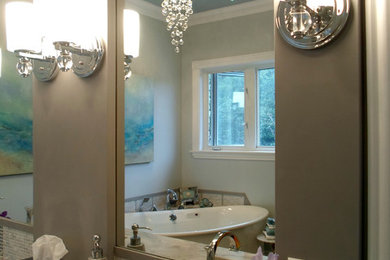 Inspiration for a transitional bathroom remodel in Ottawa