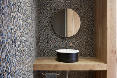 メルボルンにあるラグジュアリーな巨大なコンテンポラリースタイルのおしゃれな浴室 (マルチカラーの壁、淡色無垢フローリング、ベッセル式洗面器) の写真
