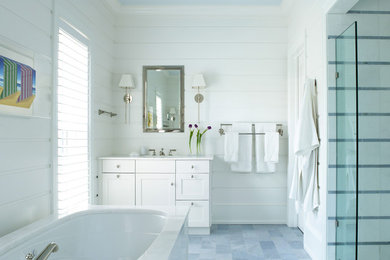 Источник вдохновения для домашнего уюта: главная ванная комната среднего размера в морском стиле с фасадами в стиле шейкер, белыми фасадами, душем в нише, белыми стенами, полновстраиваемой ванной, открытым душем и зеркалом с подсветкой