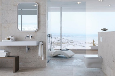 На фото: огромная главная ванная комната в морском стиле с открытым душем, инсталляцией и бежевыми стенами с