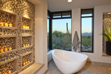 Diseño de cuarto de baño moderno de tamaño medio con bañera exenta y paredes beige