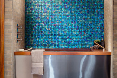 他の地域にあるコンテンポラリースタイルのおしゃれな浴室 (和式浴槽、青いタイル、モザイクタイル、ベージュの壁) の写真