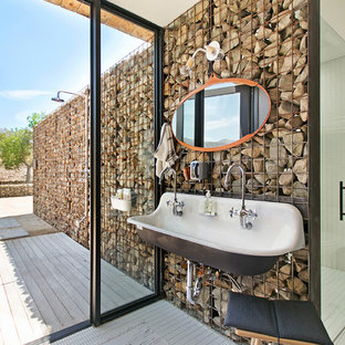 Foto de cuarto de baño campestre con ducha empotrada, baldosas y/o azulejos blancos, baldosas y/o azulejos en mosaico, suelo con mosaicos de baldosas, lavabo de seno grande, suelo blanco y ducha con puerta con bisagras