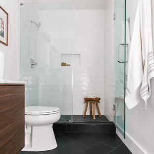 Foto di una piccola stanza da bagno padronale nordica con ante lisce, ante marroni, doccia alcova, WC monopezzo, piastrelle bianche, piastrelle diamantate, pareti bianche, pavimento con piastrelle in ceramica, lavabo a bacinella, top in quarzo composito, pavimento nero, porta doccia a battente, top bianco, nicchia, due lavabi e mobile bagno freestanding