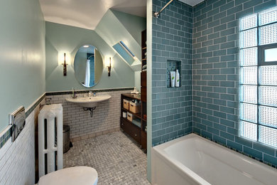 ミネアポリスにある小さなコンテンポラリースタイルのおしゃれな浴室 (サブウェイタイル、壁付け型シンク、オープンシェルフ、濃色木目調キャビネット、壁掛け式トイレ、照明) の写真