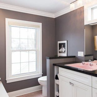 75+ Bäder mit Schrankfronten im Shaker-Stil und rosafarbenen Fliesen