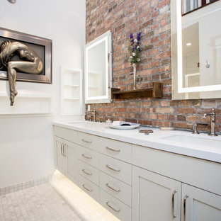 Imagen de cuarto de baño principal, industrial, de tamaño medio, con armarios estilo shaker, puertas de armario blancas, baldosas y/o azulejos marrones, paredes blancas, lavabo bajoencimera, encimera de cuarcita, suelo gris, encimeras blancas y suelo con mosaicos de baldosas