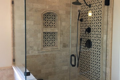 ナッシュビルにある高級なトラディショナルスタイルのおしゃれなマスターバスルーム (コーナー型浴槽、コーナー設置型シャワー、ベージュの壁、トラバーチンの床、ベージュの床、開き戸のシャワー) の写真