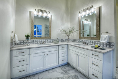 フェニックスにあるカントリー風のおしゃれな浴室の写真
