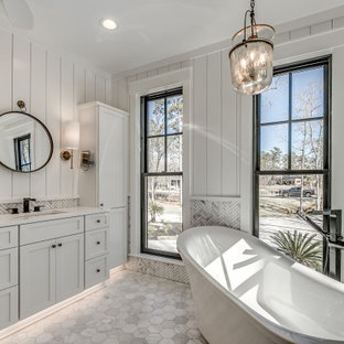 Idéer för att renovera ett vintage vit vitt en-suite badrum, med skåp i shakerstil, vita skåp, ett fristående badkar, marmorkakel, vita väggar, marmorgolv, ett undermonterad handfat och grått golv