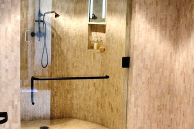 Idée de décoration pour une salle de bain principale design de taille moyenne.