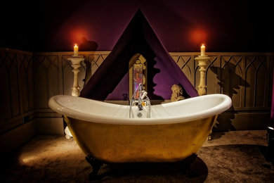 Diseño de cuarto de baño bohemio con bañera exenta