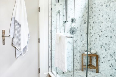 Inredning av ett modernt en-suite badrum, med keramikplattor, en hörndusch, grå kakel, flerfärgad kakel, grå väggar, mellanmörkt trägolv, brunt golv och dusch med gångjärnsdörr