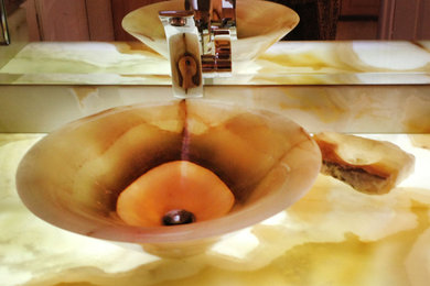 サンタバーバラにあるエクレクティックスタイルのおしゃれな浴室の写真
