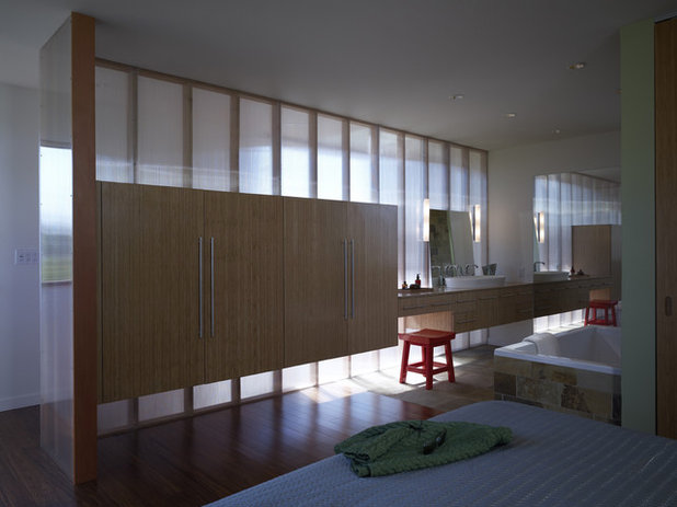 Moderno Cuarto de baño by AT6 Design Build