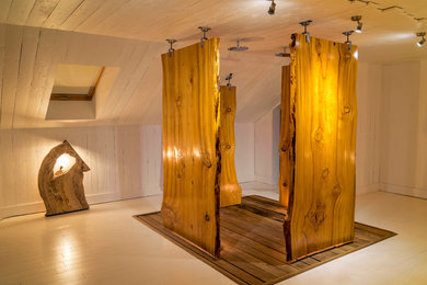 Imagen de cuarto de baño rústico grande con ducha abierta, paredes blancas, suelo de madera oscura, aseo y ducha y ducha abierta