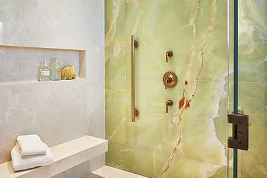 デリーにあるコンテンポラリースタイルのおしゃれな浴室の写真